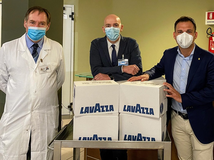 Dallo stabilimento Lavazza di Gattinara: macchine da caffè e cialde per gli ospedali del territorio