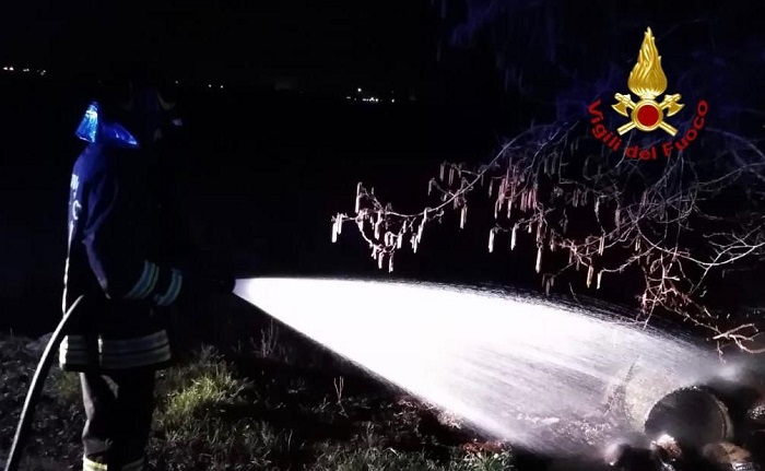 Incendio in un campo a Cigliano, vigili del fuoco al lavoro
