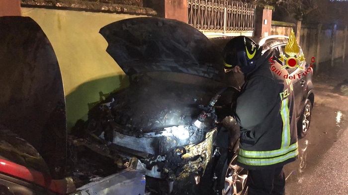 Due auto a fuoco a Santhià, intervento dei vigili del fuoco
