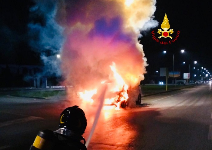 Va a  fuoco un'auto a Caresanablot