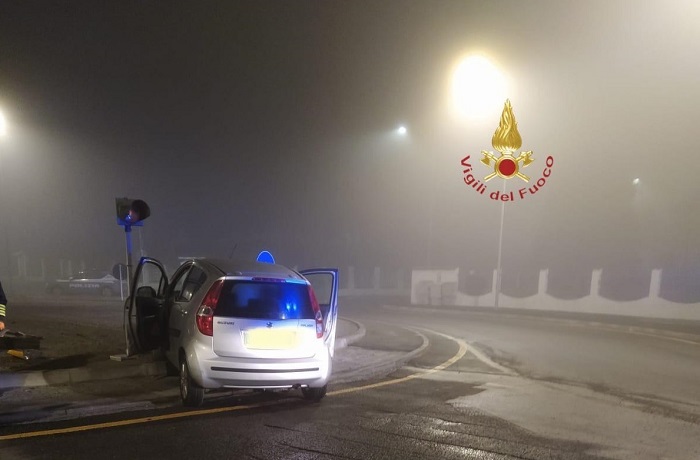 Con l'auto finisce sulla rotonda a Caresanablot