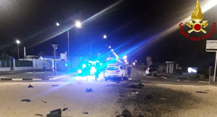 Prende in pieno la rotonda e si schianta a Vercelli