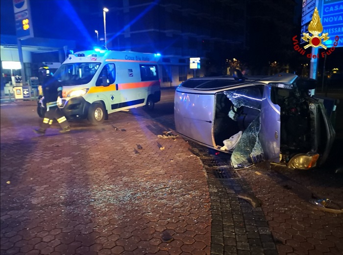 Si schianta con l'auto in centro a Vercelli
