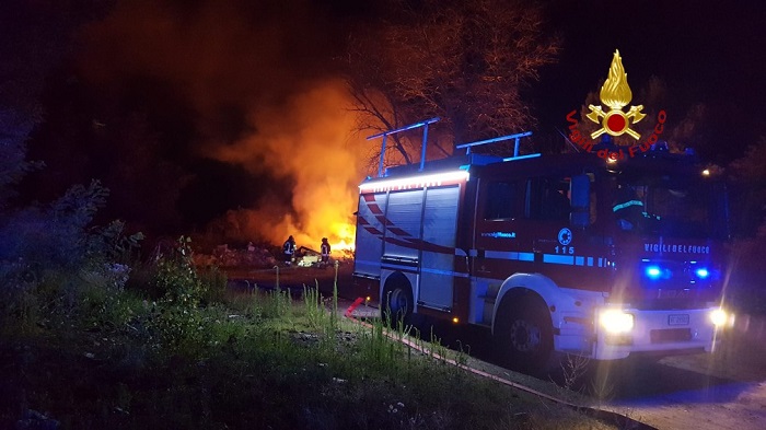 Ancora rifiuti a fuoco nel campo nomadi sul Sesia