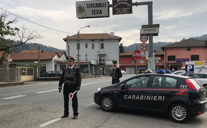 Il cane abbaia e spara contro il trattore del confinante