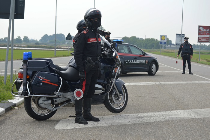 Spacciatore rimane chiuso fuori casa, poi arrivano i carabinieri e trovano la droga