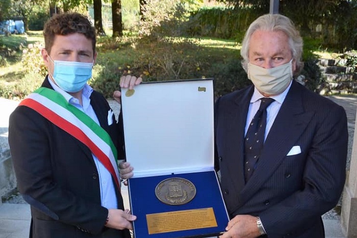 Quarona consegna la cittadinanza onoraria a Pier Luigi Loro Piana 