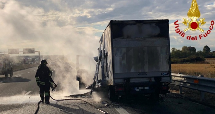 Camion a fuoco sull'autostrada Torino-Milano a Santhià