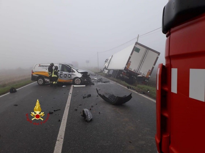 Camion fuori strada stamattina: intervento dei vigili del fuoco