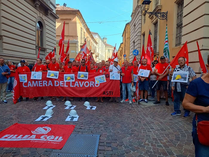 Oltre tremila manifestanti a Vercelli per dire basta alle morti sul lavoro