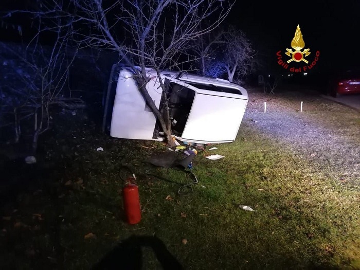 Incidente nella notte a Saluggia: si incastra tra gli alberi