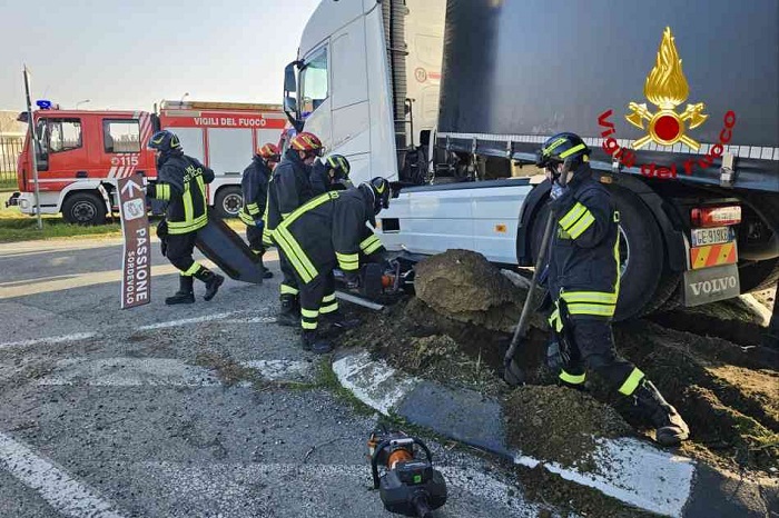 Scontro tra camion a Santhià: ci sono feriti