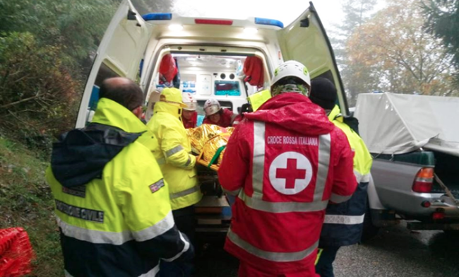 ambulanza pioggia inverno caricamento ferito