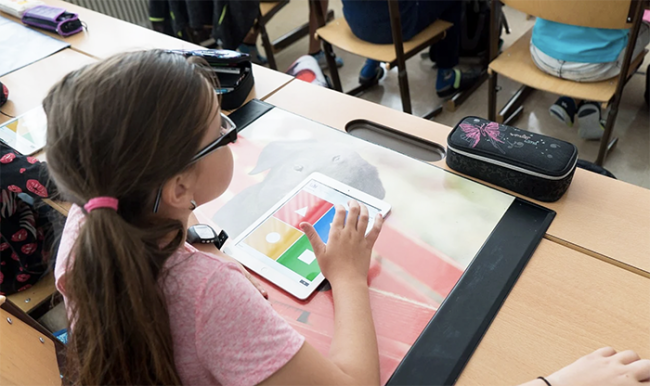 bambina banco scuola