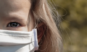 bambina mascherina covid