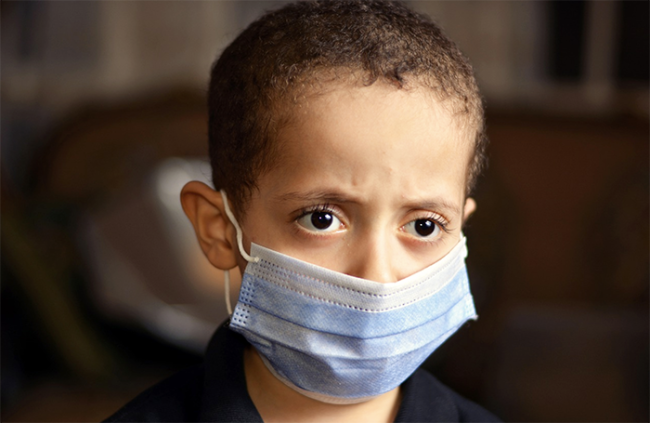 bambino mascherina azzurra