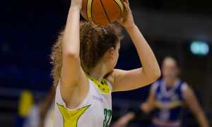 basket ragazza palla