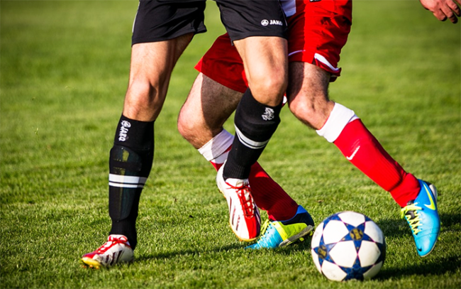 calcio pallone scratata gambe