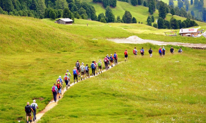 camminata montagna gente