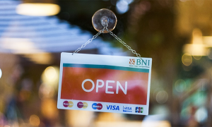 cartello open vetrina