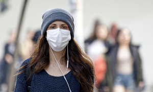 codi donna strada maschera gente