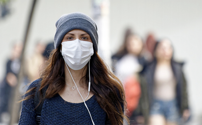 codi donna strada maschera gente