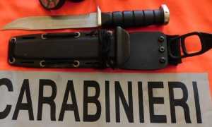 coltello e stupefacente sequestrato cc Borgosesia