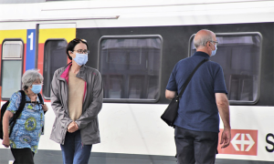 covid gente treno mascherina
