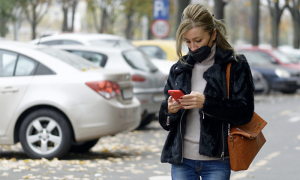 covid donna strada mascherina