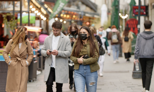 covid strada mascherina ragazzi