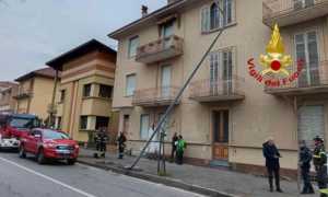 gattinara incidente stradale auto contro palo