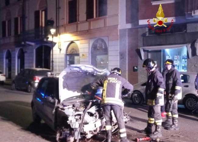 incendio auto vercelli