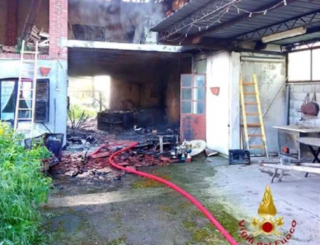 incendio cascina a