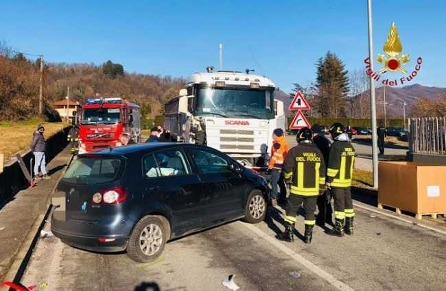 incidente camion auto