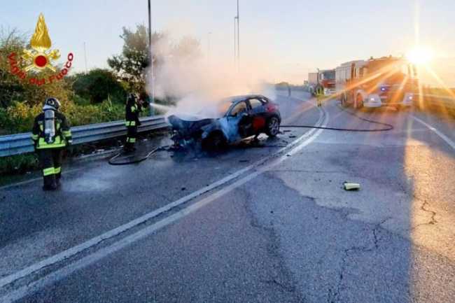 incidente e auto incendiata