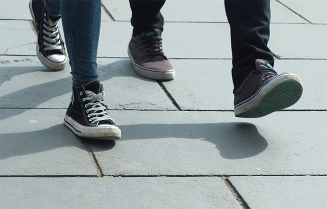 marciapide gente scarpe