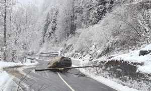 piode strada chiusa per masso