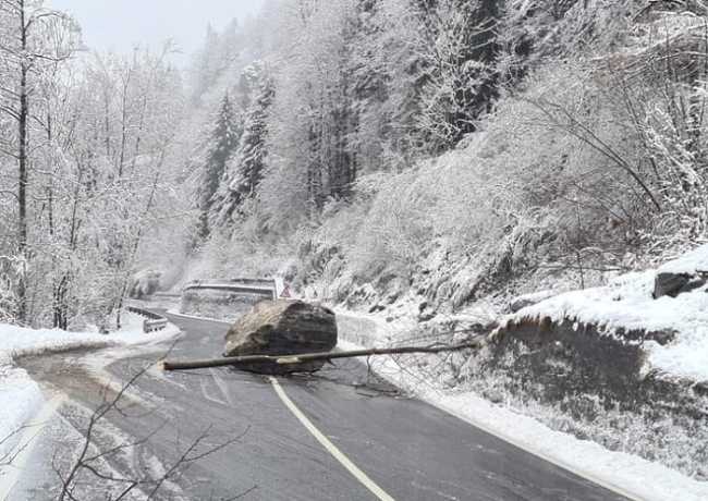 piode strada chiusa per masso