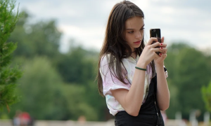 ragazza telefono