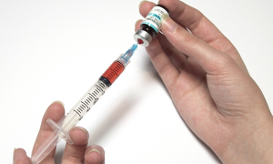 siringa due mani covid