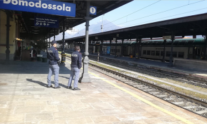 stazione agenti polizia binari