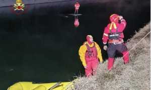 vigili del fuoco auto allagata
