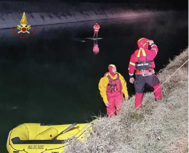 vigili del fuoco auto allagata