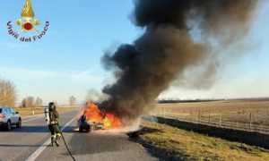 vigili del fuoco auto in fiamme
