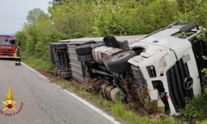 vigili del fuoco camion ribaltato