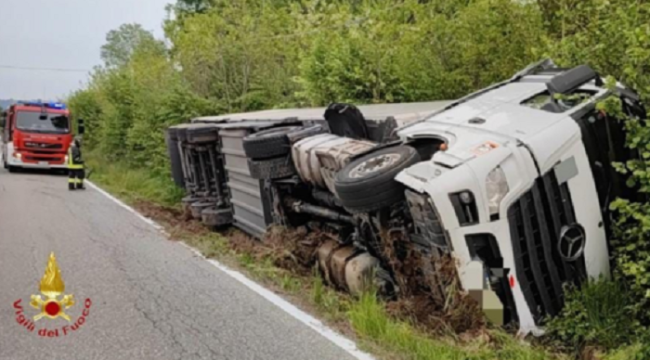 vigili del fuoco camion ribaltato