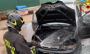 vigili del fuoco incendio auto