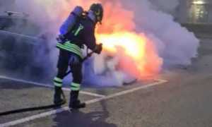 vigili del fuoco incendio auto parcheggio