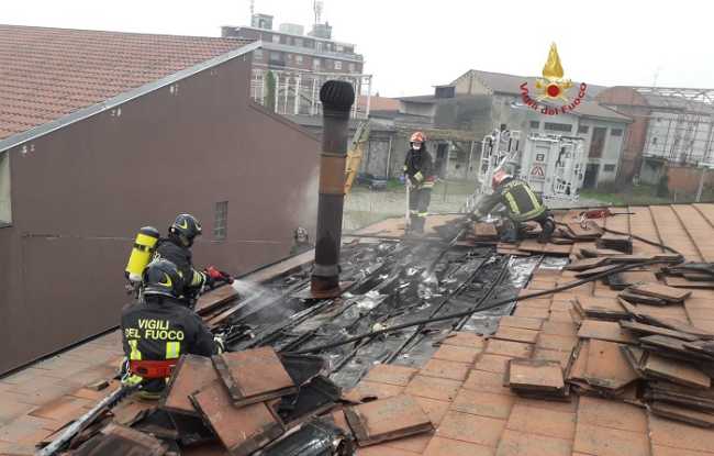 vigili del fuoco incendio tetto