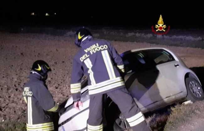 vigili del fuoco incidente auto notte fuori strada
